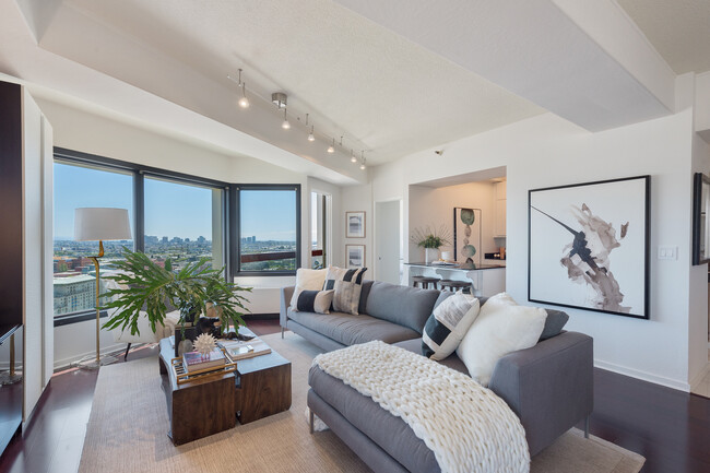 Foto del edificio - 6363 Christie Ave