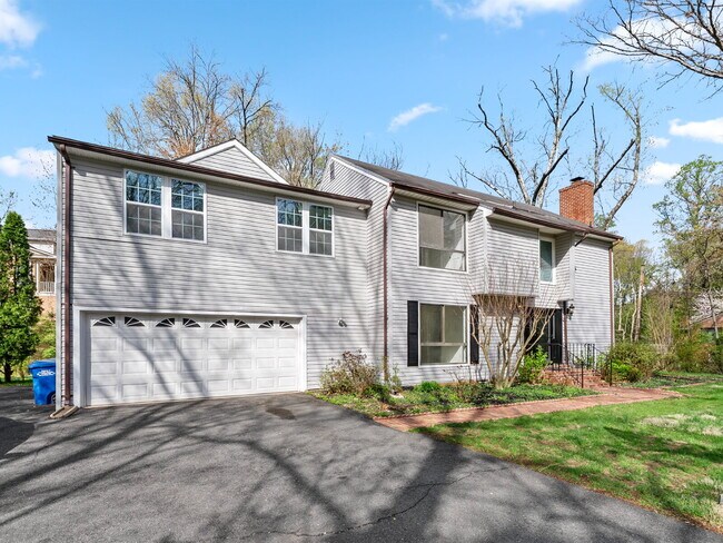 Foto del edificio - "Spacious 5-Bed Haven on Cedarest Rd – Where Comfort Meets Convenience in Fairfax!"
