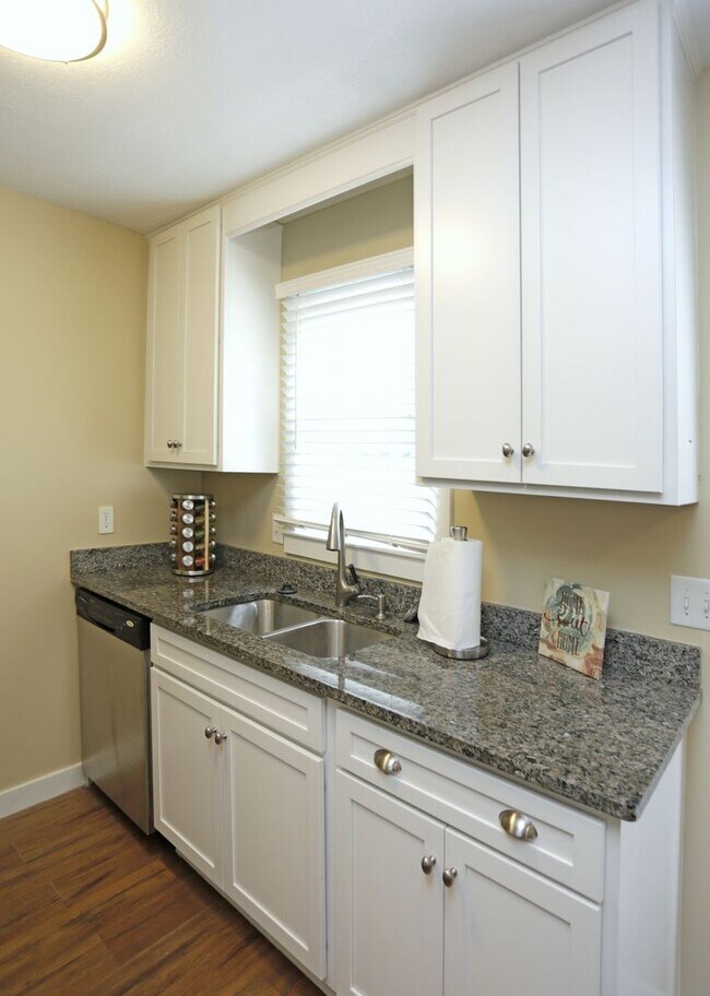 Building Photo - 120 Western Villa Dr
