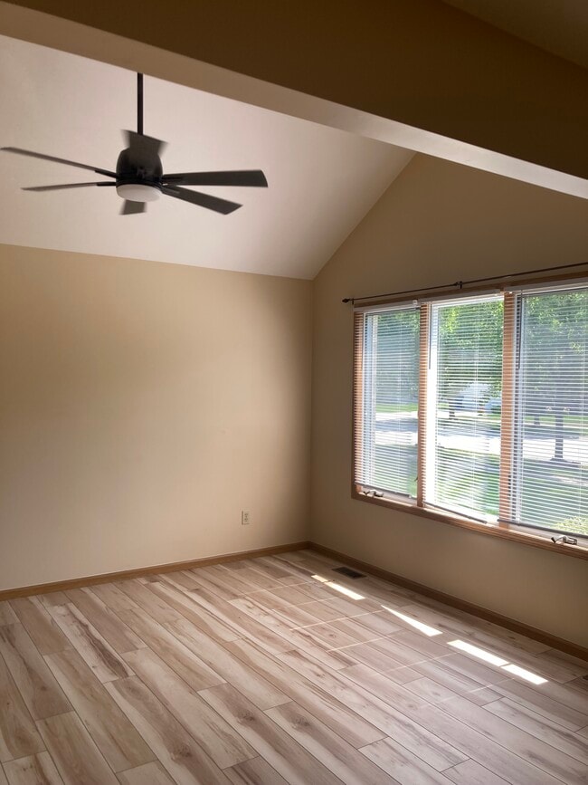 Comedor/Techo abovedado - 412 11th Cir SE