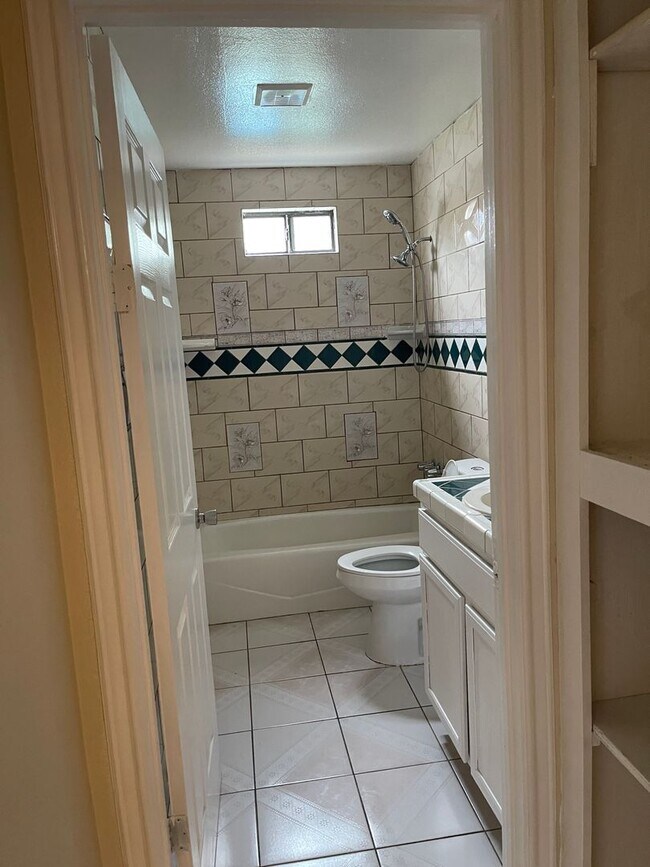 Building Photo - 5 bed / 4 ba house - Olivehurst