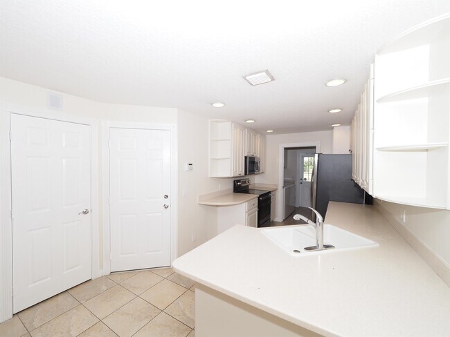 Building Photo - 1632 Napoli Dr W