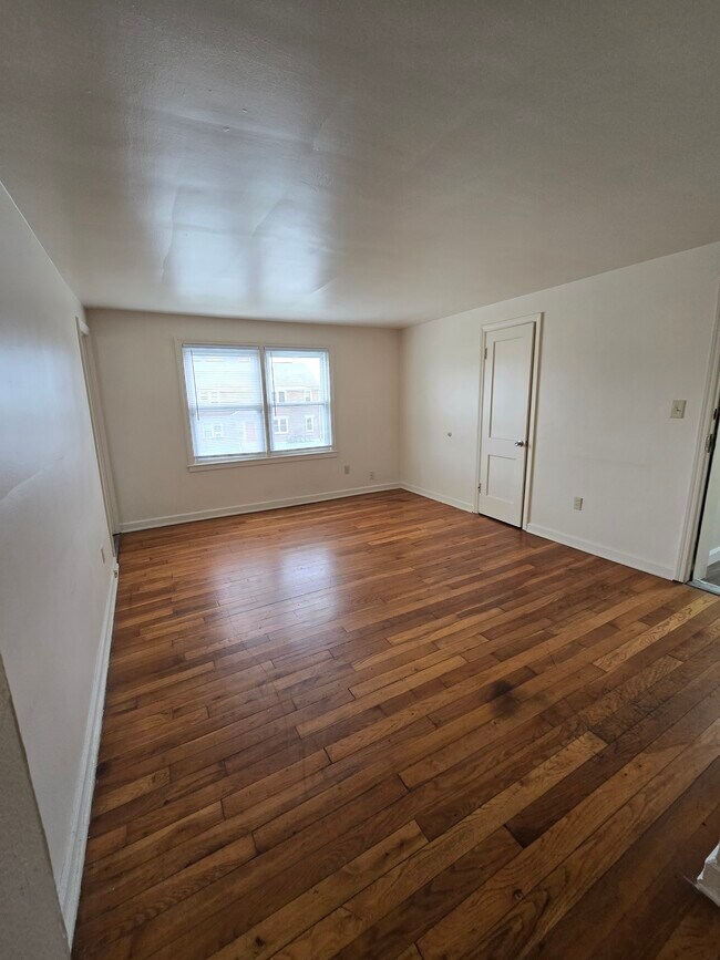 Building Photo - 404-410 East Bruce