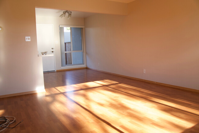 Building Photo - 1576 Marina Court #D