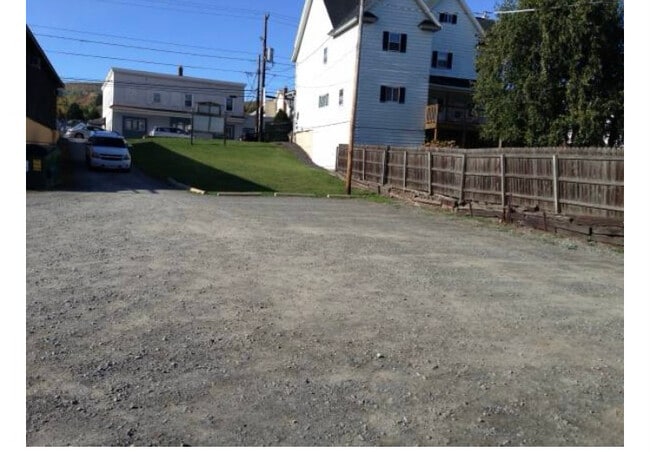 Building Photo - 1050 Main St