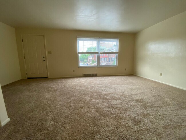 Foto del edificio - Incredible Two Bedroom Townhouse in Plum! Garage, Yard & More! Call Today!