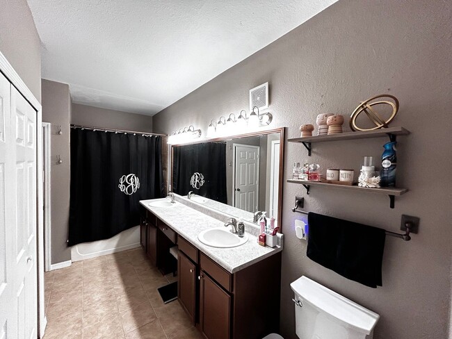 Foto del edificio - 1 Bed 1 Bath Condo in Gated Community with Balcony! Pet Friendly, Plenty Amenities, Easy Commute!