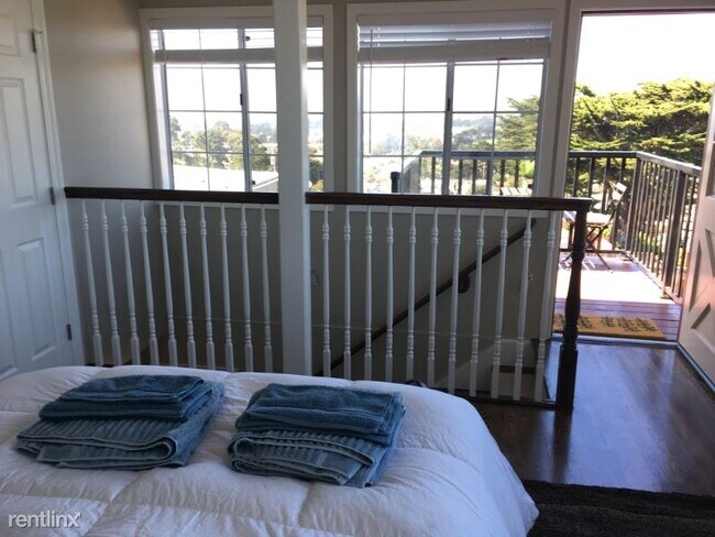 Building Photo - 1 br, 1.5 bath Townhome - A Gilman Dr.