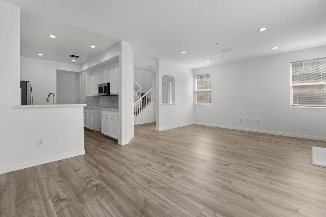 Foto principal - Fully Renovated 4 Bed 2.5 Bath Stunner In ...