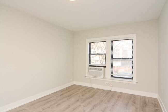 Building Photo - 725 W Brompton Ave