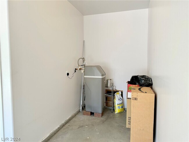 Foto del edificio - 6088 Castle Gardens Ave