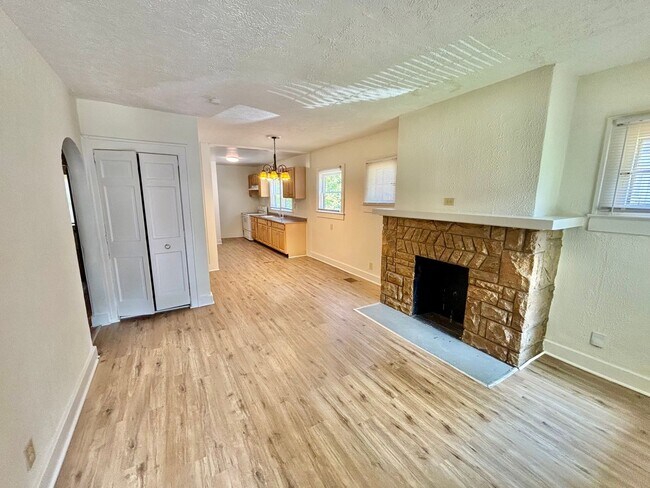 Foto del edificio - 3 Bed 1 Bath house in Shawnee - Central Air, Large Yard, Pets OKAY!