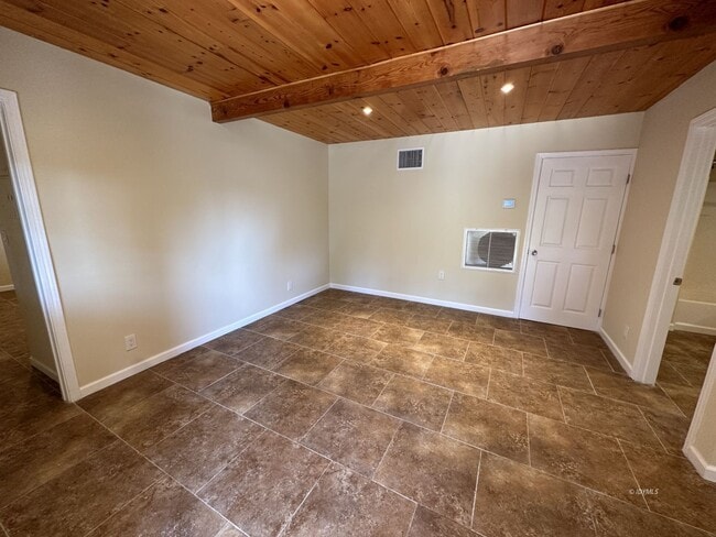 Building Photo - Center of Town 1 Bedroom