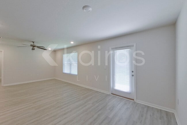 Foto del edificio - 389 Monarch Ln