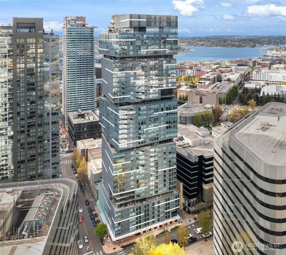 Primary Photo - Seattle - Modern 1-Bedroom Condo with Stun...