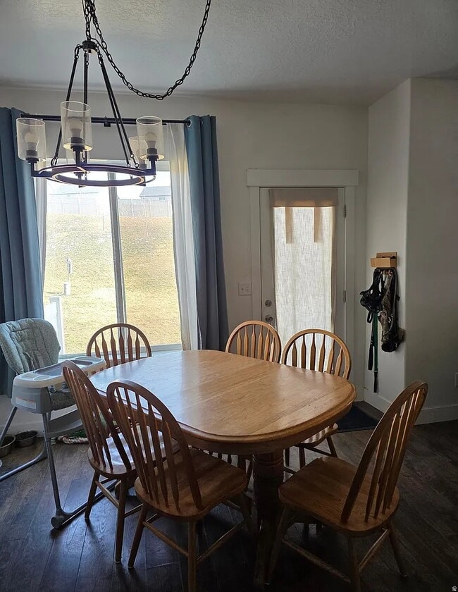 Foto del edificio - 284 Eaglewood Dr