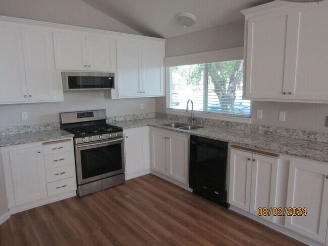 Building Photo - Beautiful Single Story House across from M...