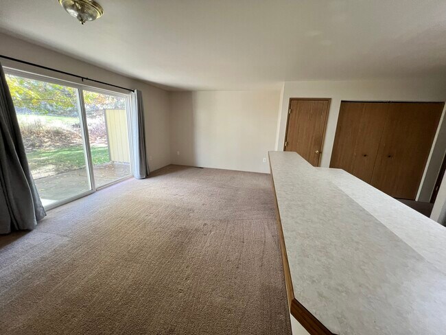 Building Photo - 5553 Glenridge Way