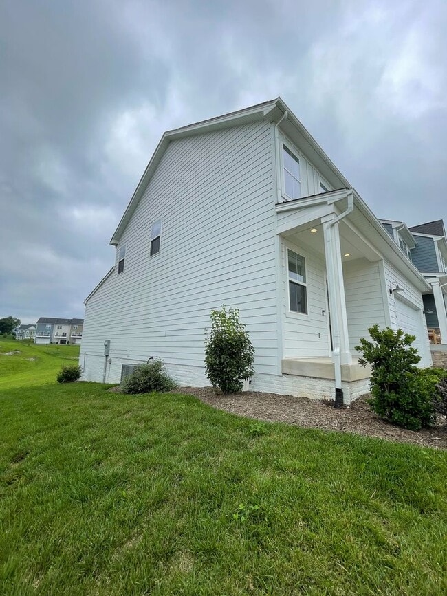 Building Photo - Spacious Home in Westhill Community