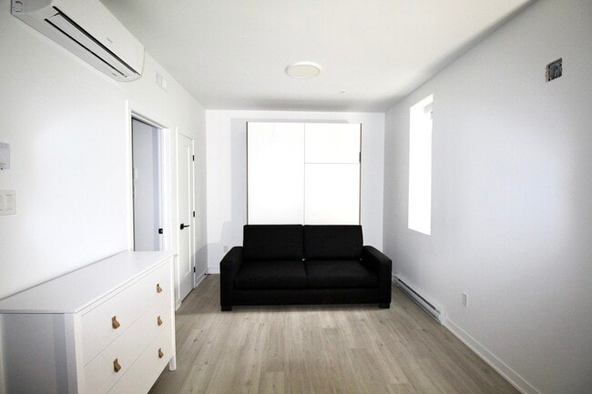 Building Photo - 3015 Rue Sherbrooke