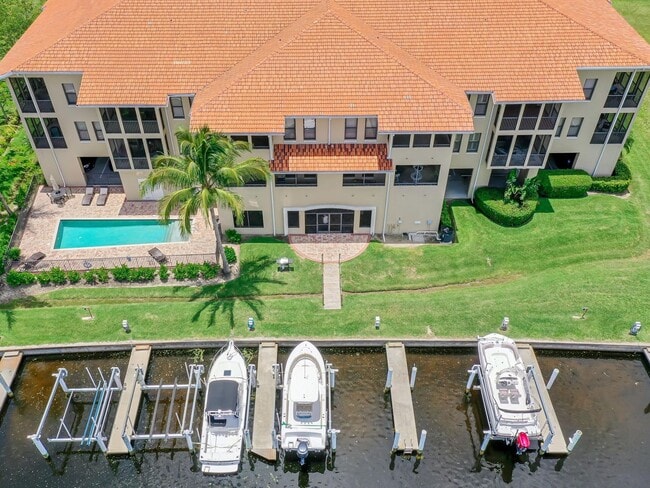 Foto del edificio - BEAUTIFUL 3-BEDROOM  WATERFRONT CONDO WITH BOAT SLIP AND HEATED POOL