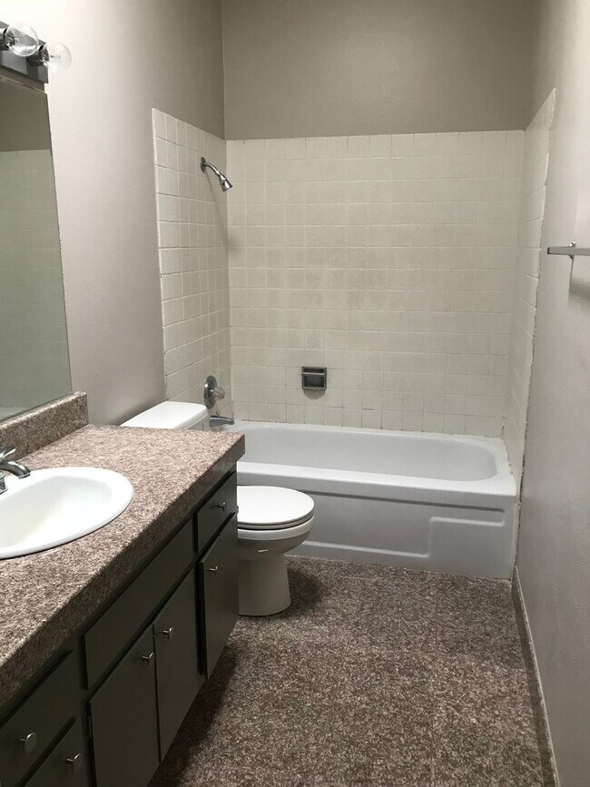 Building Photo - Lovely 3 bedroom 2 bath home