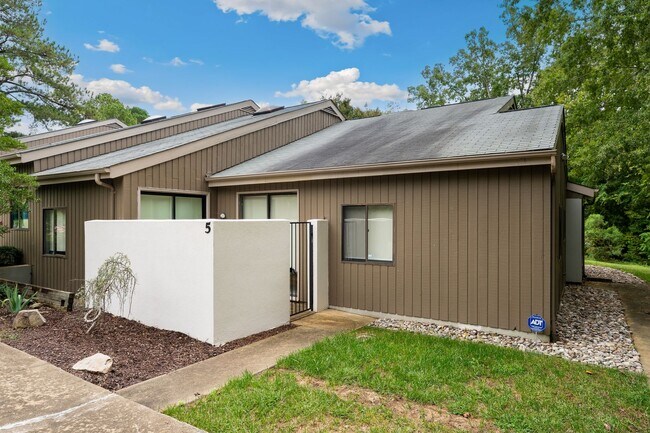 Foto del edificio - Beautifully Remolded 3 Bedroom + 2 Full Bath Home!