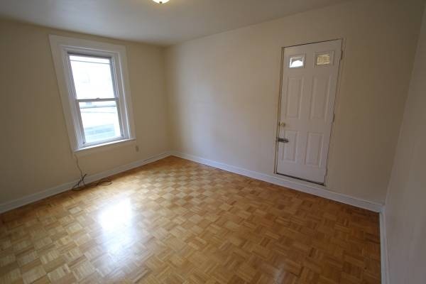Building Photo - 33 Gainsborough St