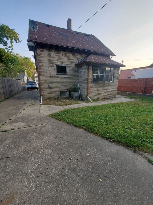 Building Photo - 3 Bedroom Single Family