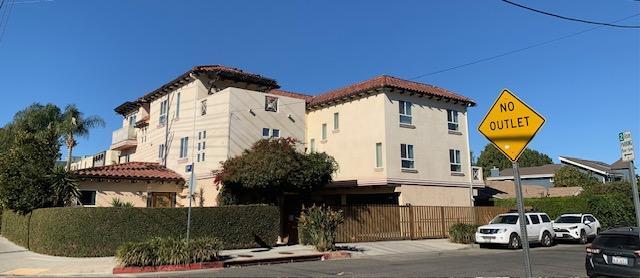 Beautiful building on quiet street - 13405 Burbank Blvd