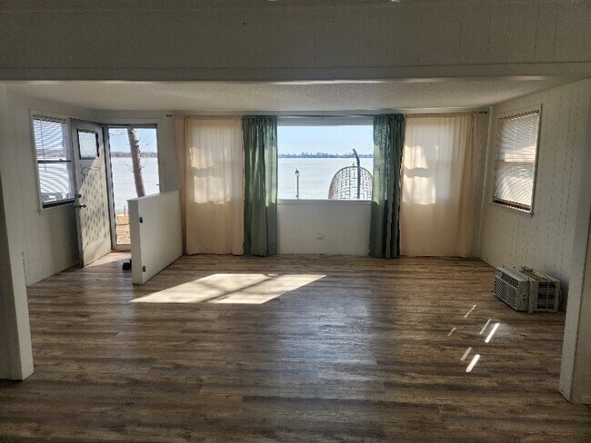 Building Photo - 1400 Woodlawn Beach