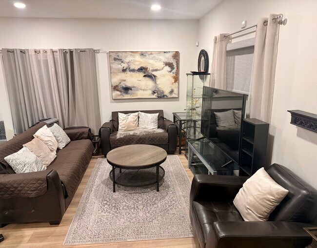 SALA DE ESTAR - 8554 Burnet Ave