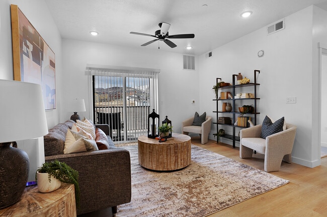 Spacious Living Room for gathering with friends! - Sorella