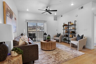 Spacious Living Room for gathering with friends! - Sorella