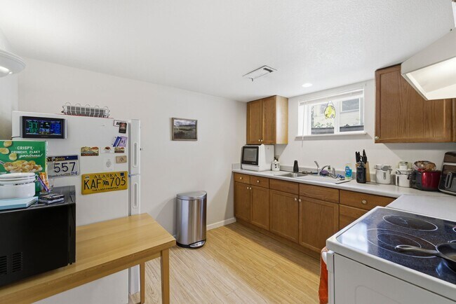 Foto del edificio - Cozy 1-Bed 1-Bath Basement Apartment blocks from CSU!