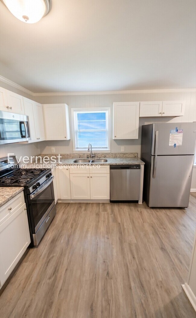 Building Photo - 3-Bed/1.5-Bath Modern Upgrades/ Pet Friendly/Available Now!