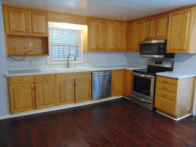 Building Photo - 150 E Briar Ln