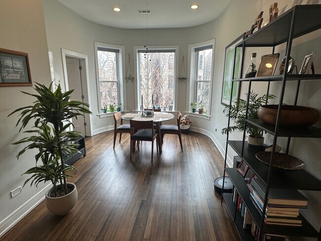 Foto del edificio - 1328 N Maplewood Ave