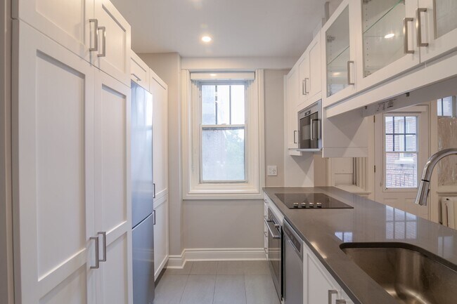 Building Photo - 4557 Rue Sherbrooke O