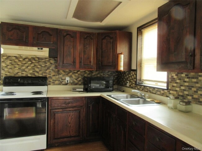 Foto del edificio - 24 Cromwell Hill Rd