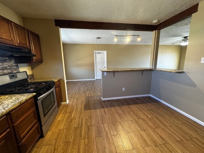 Building Photo - Beautiful 3 bedroom 2 bathroom home.