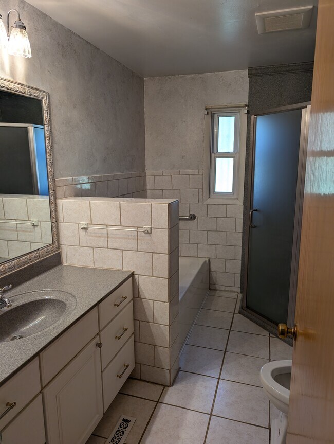 Baño, incluye bañera y ducha independiente. - E9461 945th Ave