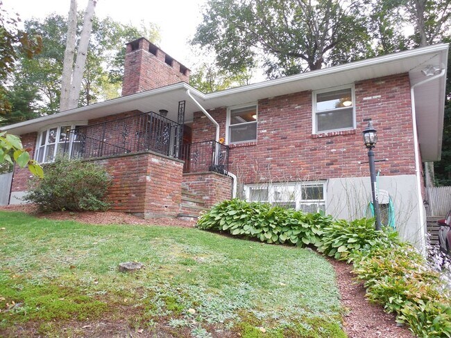 Foto del edificio - 182 Totten Pond Rd
