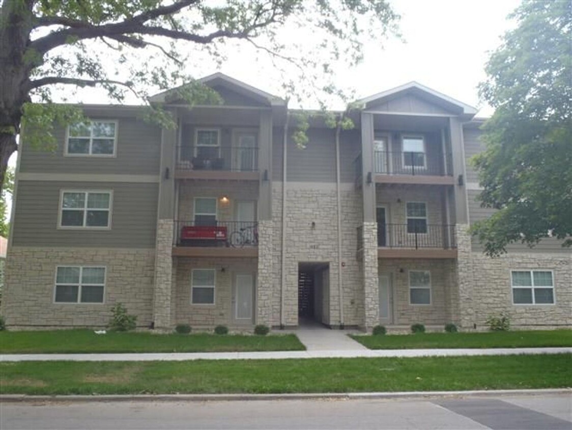 Foto principal - PRE LEASING 2 BED 2 BATH UNIT CLOSE TO KSU!