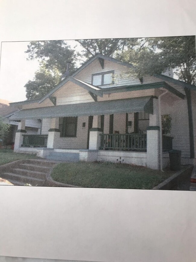 Building Photo - 207 S Summit St