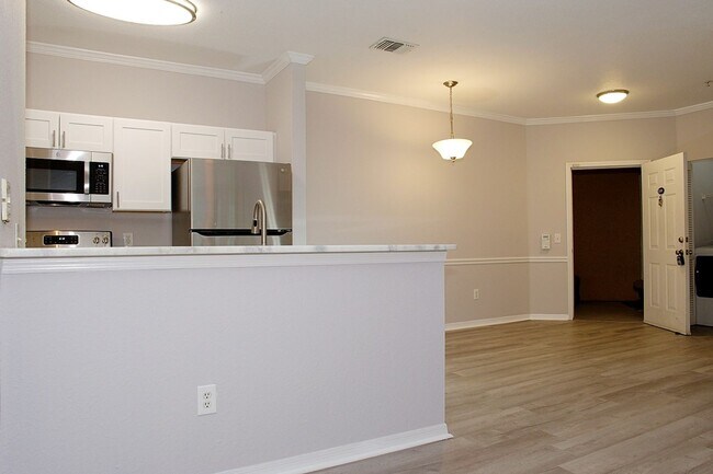 Building Photo - Gorgeous - Completely updated 2 bed 2 bath condo in gated community of Mosaic at Millenia!