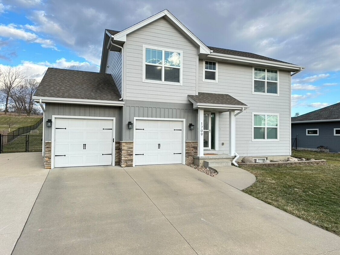 1709 Crabapple Ln, Granger, IA 50109 House Rental in Granger, IA