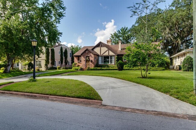 Building Photo - 936 Alhambra Drive South