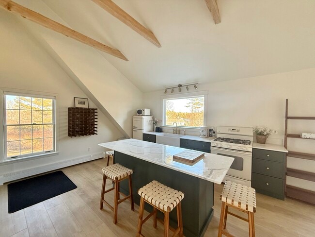 Building Photo - 243 Basin Point Rd