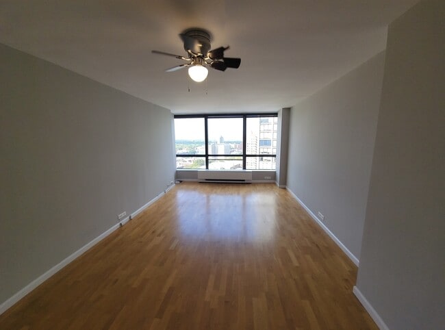 Building Photo - 5415 N Sheridan Rd